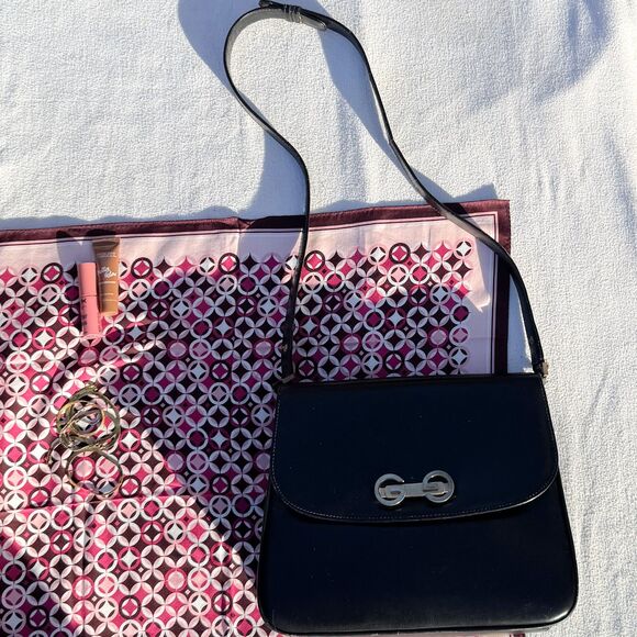 Vintage Gucci Leather One Shoulder Bag - Classic Style with Vintage Charm! - Picture 2 of 14
